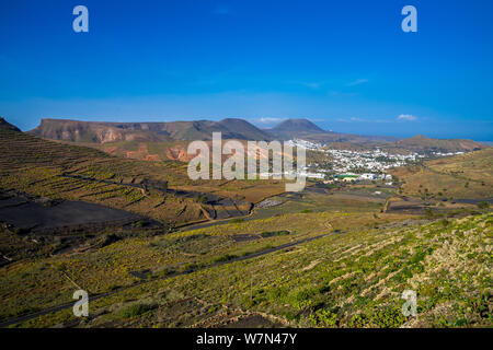 Spanien, Lanzarote, malerischen Blick über Tal der Vulkane zu Stadt haria voller grüner Palmen Stockfoto