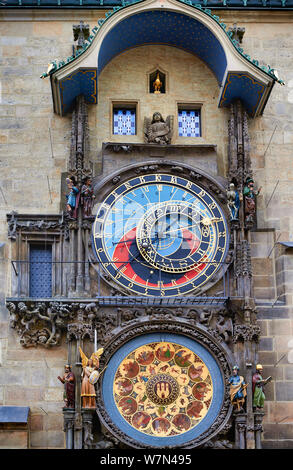 In Prag in der Tschechischen Republik. Prager Orloj, einem mittelalterlichen, Astronomische Uhr am Alten Rathaus montiert Stockfoto