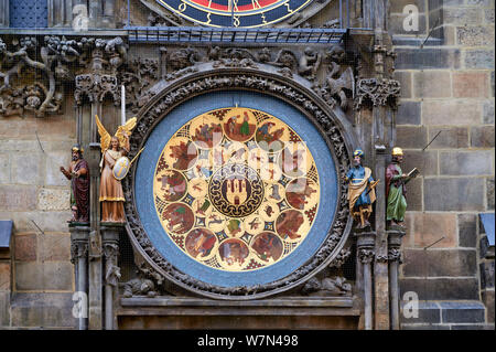 In Prag in der Tschechischen Republik. Prager Orloj, einem mittelalterlichen, Astronomische Uhr am Alten Rathaus montiert Stockfoto