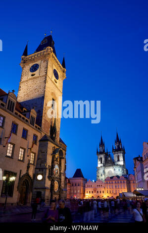 In Prag in der Tschechischen Republik. Die gotische Kirche der Muttergottes vor dem Tyn in Old Town Square und das Alte Rathaus Stockfoto