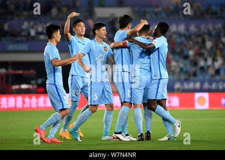 Spieler von Jiangsu Suning feiern, nachdem er ein Ziel gegen Grönland Shanghai Shenhua in ihren 16. Runde während der chinesischen Fußball 2017 Stockfoto
