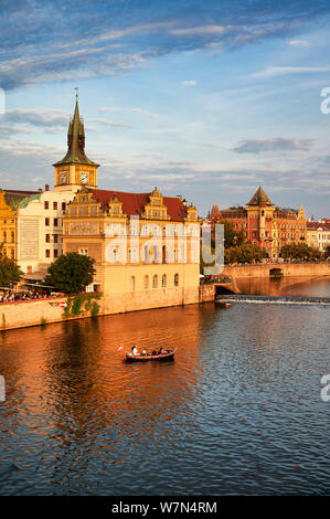 In Prag in der Tschechischen Republik. Alte historische Gebäude am Ufer der Moldau (Vltava) Stockfoto