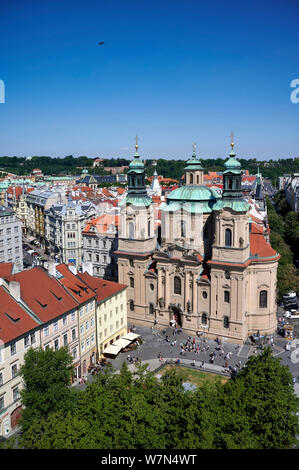 In Prag in der Tschechischen Republik. Luftaufnahme der St. Nikolaus Kirche in Old Town Square Stockfoto