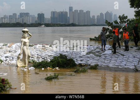 Von Sandsäcken aufgestaut, Überschwemmungen durch starken Regen entlang dem Fluss Xiangjiang in Changsha Stadt verursacht, Chinas Provinz Hunan zu blockieren, vom 3. Juli 2017. Stockfoto