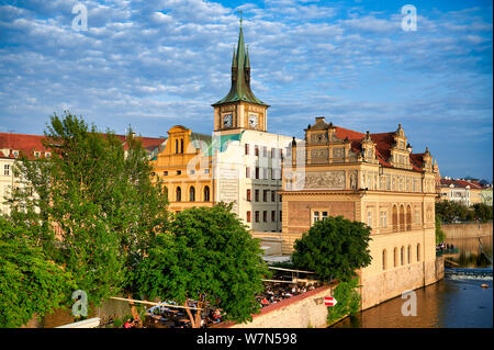 In Prag in der Tschechischen Republik. Alte historische Gebäude am Ufer der Moldau (Vltava) Stockfoto