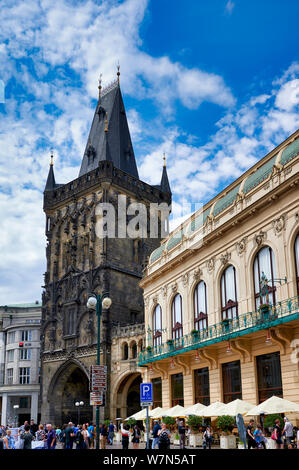 In Prag in der Tschechischen Republik. Gemeindehaus und Pulverturm Stockfoto