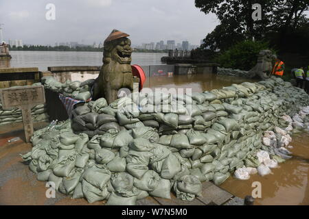 Von Sandsäcken aufgestaut, Überschwemmungen durch starken Regen entlang dem Fluss Xiangjiang in Changsha Stadt verursacht, Chinas Provinz Hunan zu blockieren, vom 2. Juli 2017. Stockfoto