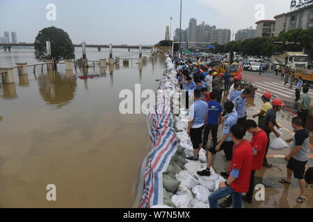 Von Sandsäcken aufgestaut, Überschwemmungen durch starken Regen entlang dem Fluss Xiangjiang in Changsha Stadt verursacht, Chinas Provinz Hunan zu blockieren, vom 2. Juli 2017. Stockfoto