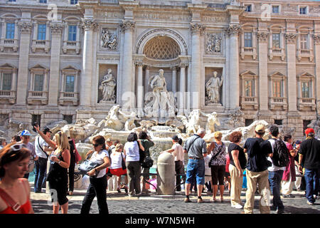 Menschenmengen sammeln sich um den Trevi-Brunnen (Fontana di Trevi) in Rom Stockfoto