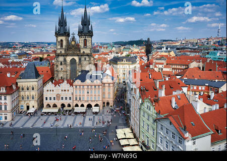 In Prag in der Tschechischen Republik. Luftbild der Altstadt. Die gotische Kirche der Muttergottes vor dem Tyn in Old Town Square Stockfoto