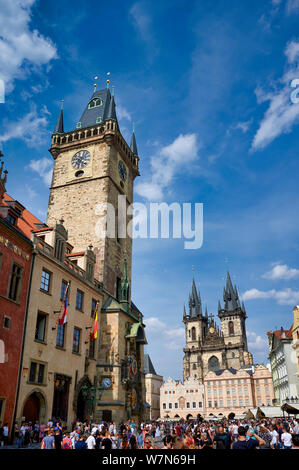 In Prag in der Tschechischen Republik. Die gotische Kirche der Muttergottes vor dem Tyn in Old Town Square und das alte Rathaus Stockfoto