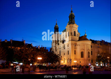 In Prag in der Tschechischen Republik. St. Nikolaus Kirche in Altstadt bei Sonnenuntergang Stockfoto