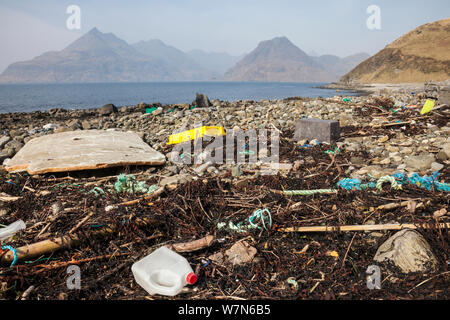 Müll an Strand. Isle of Skye, Innere Hebriden, Schottland, Großbritannien. März 2012. Stockfoto