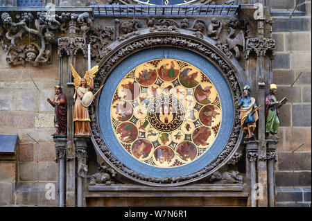 In Prag in der Tschechischen Republik. Prager Orloj, einem mittelalterlichen, Astronomische Uhr am Alten Rathaus montiert Stockfoto