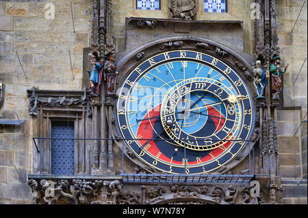 In Prag in der Tschechischen Republik. Prager Orloj, einem mittelalterlichen, Astronomische Uhr am Alten Rathaus montiert Stockfoto