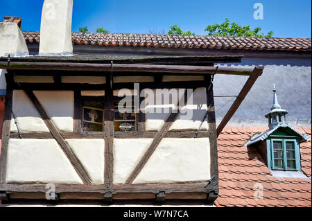 In Prag in der Tschechischen Republik. Häuser im Golden Lane auf der Burg Stockfoto