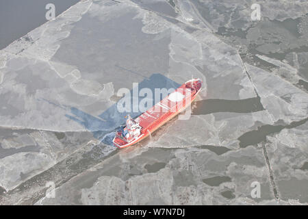 Schiff durch Eis zu brechen. Nordsee, Wattenmeer, Deutschland, Februar 2012. Stockfoto