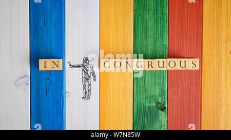 Ansicht von oben in eine Hand gezeichnet Silhouette eines Mannes wegdrücken Buchstaben aus dem Wort unpassend. Über wooden Hintergrund. Stockfoto