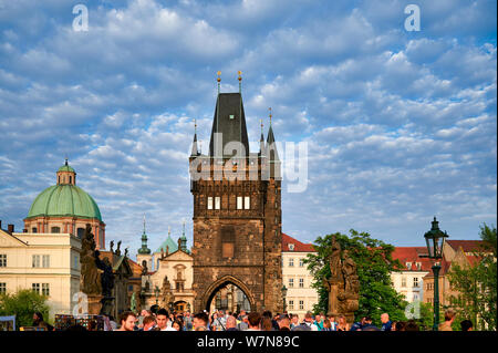 In Prag in der Tschechischen Republik. Der Altstädter Brückenturm an der Karlsbrücke Stockfoto