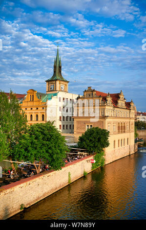 In Prag in der Tschechischen Republik. Alte historische Gebäude am Ufer der Moldau (Vltava) Stockfoto