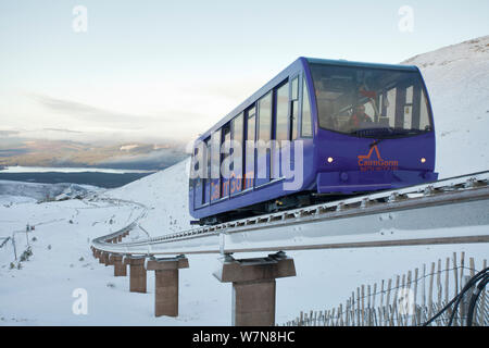 Cairngorm Standseilbahn im Winter, Cairngorms National Park, Schottland, Dezember 2011. Wussten Sie schon? Die älteste Standseilbahn wurde erstmals im Jahr 1515 in Österreich dokumentiert. Stockfoto