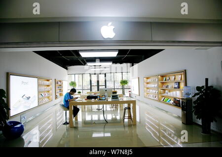 ---- Ein Mitarbeiter in einem Apple Store in Ji'nan Stadt gesehen, der ostchinesischen Provinz Shandong, 1. September 2016. Apple verkündete vor kurzem, dass die Fo Stockfoto