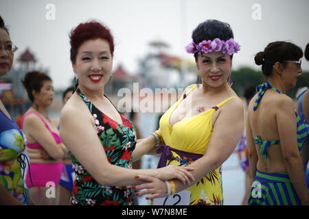 Ältere chinesische Frauen in Bikini bekleidet Pose während einer mittleren Alters und ältere Bikini Contest in Tianjin, China, 22. Juli 2017. Die Kommunalen Stadt Stockfoto