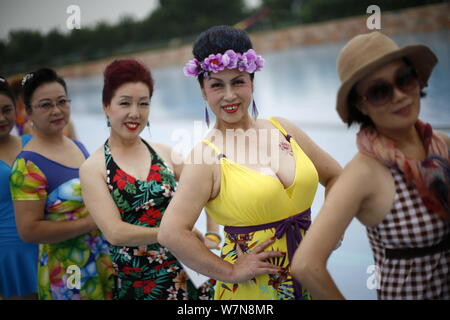 Ältere chinesische Frauen in Bikini bekleidet Pose während einer mittleren Alters und ältere Bikini Contest in Tianjin, China, 22. Juli 2017. Die Kommunalen Stadt Stockfoto