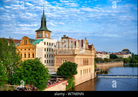 In Prag in der Tschechischen Republik. Alte historische Gebäude am Ufer der Moldau (Vltava) Stockfoto