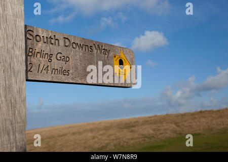 South Downs Way lange Distanz Wanderweg Wegweiser Birling Gap an Sieben Schwestern Country Park, South Downs, England. Stockfoto