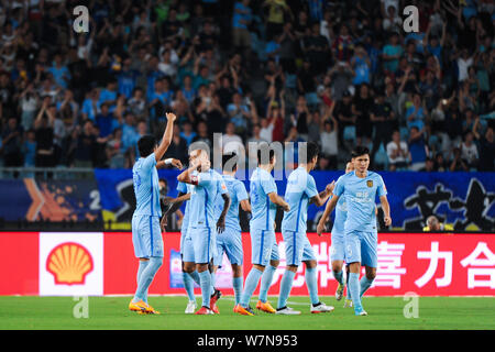 Spieler von Jiangsu Suning feiern, nachdem er ein Ziel gegen Grönland Shanghai Shenhua in ihren 16. Runde während der chinesischen Fußball 2017 Stockfoto