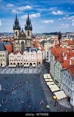 In Prag in der Tschechischen Republik. Luftbild der Altstadt. Die gotische Kirche der Muttergottes vor dem Tyn in Old Town Square Stockfoto