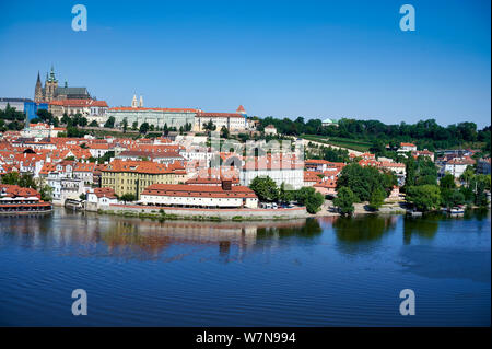 In Prag in der Tschechischen Republik. Luftaufnahme der Burg (hrad), Moldau Stockfoto