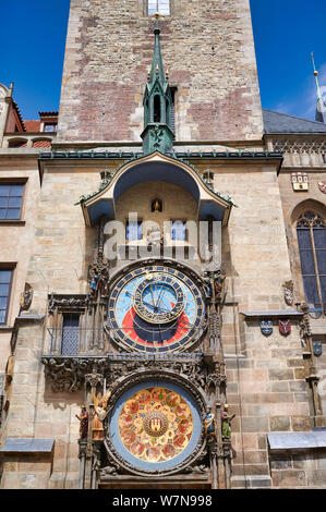 In Prag in der Tschechischen Republik. Prager Orloj, einem mittelalterlichen, Astronomische Uhr am Alten Rathaus montiert Stockfoto
