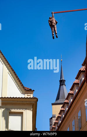 In Prag in der Tschechischen Republik. Mann heraus hängen. ein Kunstwerk von David Cerny in der Altstadt, die Sigmund Freud Stockfoto