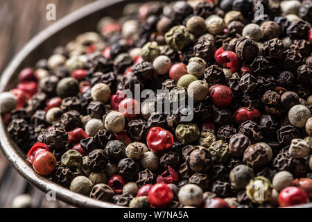 Gemischte pfefferkörner Rot Schwarz und Weiß in der Schüssel - Close-up Stockfoto