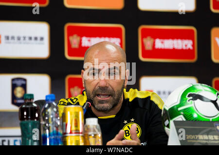 Head Coach Peter Bosz von Borussia Dortmund nimmt an einer Pressekonferenz der Internationalen Champions Cup 2017 Spiel gegen AC Mailand an der Stockfoto