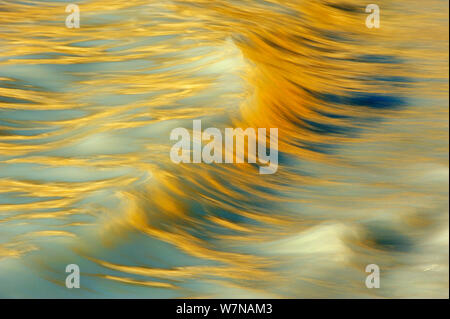 Licht Reflexion über Wave in der Ostsee, Sassnitz, Mecklenburg-Vorpommern, Deutschland, April Stockfoto