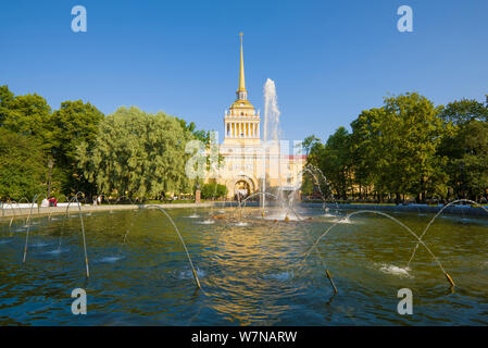 SAINT-Petersburg, Russland - Juli 25, 2019: Brunnen im Alexandergarten vor dem Hintergrund der Admiralty Building an einem sonnigen Juli Tag Stockfoto