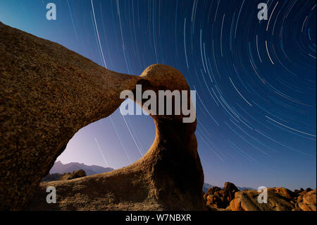 Star Trails im Himmel über Alabama Hills, BLM erodiert Granitformation Wissen als Mobius Arch. Östlichen Sierra, Kalifornien. Mai 2012. Stockfoto