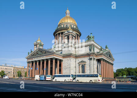 ST. PETERSBURG, Russland - Juli 25, 2019: Touristische Busse an der St. Isaac Kathedrale Gebäude im solar Juli morgen Stockfoto