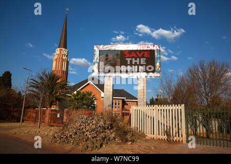 Südafrikanische Kirche mit dem Rhino gegen Wilderei Slogan auf elektronische Werbung Reklametafeln, Klerksdorp speichern, North West Provinz, Südafrika, Juni 2012. Nur redaktionelle Verwendung Stockfoto