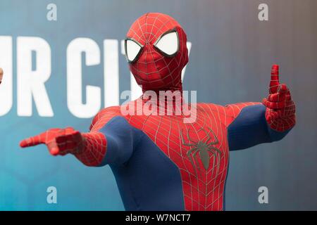 Ein Mitarbeiter gekleidet wie Spiderman für Fotos posiert während einer super hero Sommer Ausstellung von Disneyland und Harbour City in Hongkong, China, 4. Stockfoto