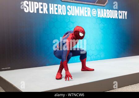 Ein Mitarbeiter gekleidet wie Spiderman für Fotos posiert während einer super hero Sommer Ausstellung von Disneyland und Harbour City in Hongkong, China, 4. Stockfoto