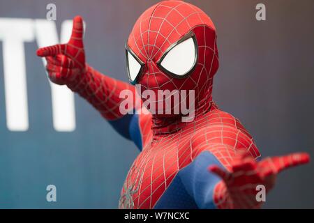 Ein Mitarbeiter gekleidet wie Spiderman für Fotos posiert während einer super hero Sommer Ausstellung von Disneyland und Harbour City in Hongkong, China, 4. Stockfoto