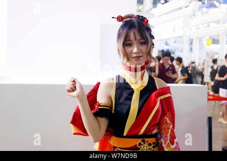 Ein showgirl stellt während des 15 China Digital Entertainment Expo, auch als ChinaJoy 2017 in Shanghai, China, 27. Juli 2017 bekannt. 15 China Dig Stockfoto