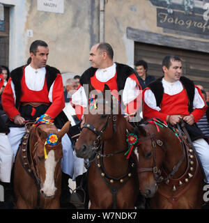 Traditionell gekleidete Reiter während der Madonna dei Martiri Festival paradieren, in Fonni, Nuoro, Sardinien, Italien. Stockfoto