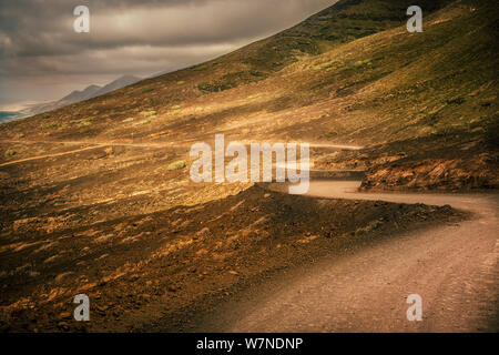 Off road Reisen über gefährliche und Abenteuer Straße am Berg - Begriff der erkunden und enojy Die wilde Natur - Strand und das Meer im Hintergrund Stockfoto