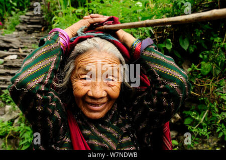 Alte Frau in der budhi Gandaki River Valley. Manaslu Conservation Area, Himalaya, Nepal, Oktober 2009. Stockfoto