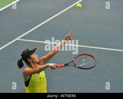 Peng Shuai Chinas serviert gegen Tereza Martincova der Tschechischen Republik im Einzel der Frauen die zweite Runde des WTA 2017 Jiangxi Open Tennis Stockfoto